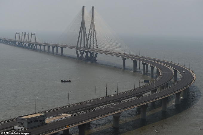 Con đường BandraWorli Sea Link tại Mumbai gần như không còn bóng ô tô
