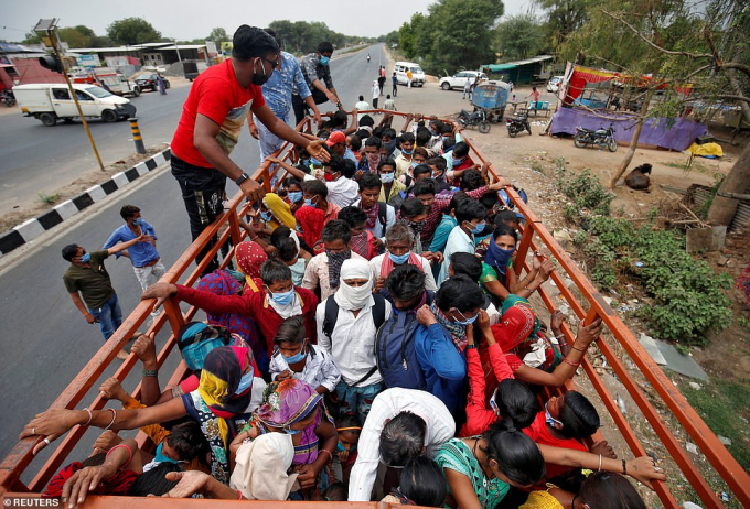 Dân lao động nhập cư cùng gia đình đổ xô kéo nhau trở về các làng quê sau lệnh phong tỏa 21 ngày tại Ahmedabad