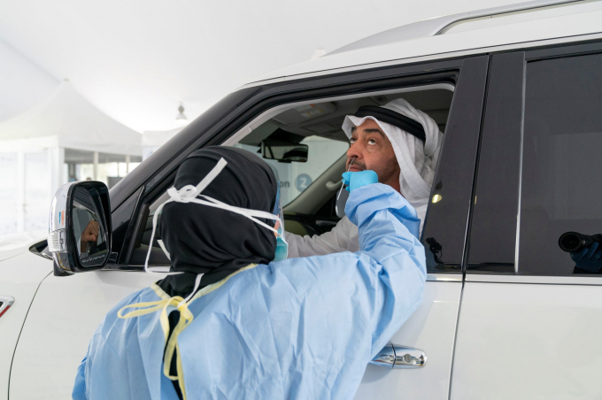 Abu Dhabi, UAE: Thái tử Sheikh Mohammed bin Zayed al-Nahyan được kiểm tra virus corona tại một trung tâm xét nghiệm di động (Ảnh: Ministry of Presidential Affairs/Reuters).