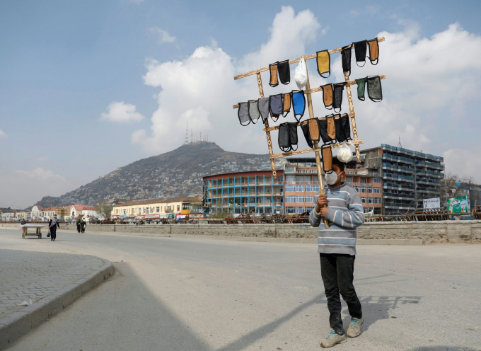 Kabul, Afghanistan: Một cậu bé bán khẩu trang trên đường (Ảnh: Mohammad Ismail/Reuters).