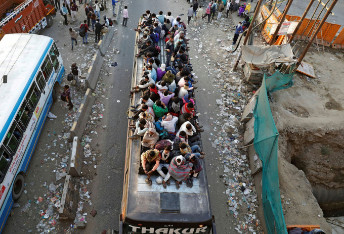 Delhi, Ấn Độ: Hàng loạt người lao động nhập cư chen nhau trên một chiếc xe bus để trở về làng sau khi quốc gia này áp đặt lệnh phong tỏa 21 ngày (Ảnh: Adnan Abidi/Reuters).