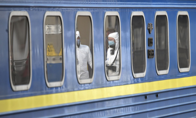 Kiev, Ukraine: Nhân viên y tế kiểm tra hành khách trên một chuyến tàu chở những người Ukraine sơ tán từ Moscow, Nga (Ảnh: Sergei Supinsky/AFP via Getty Images).