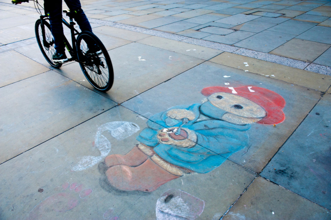   London, Anh: Hình ảnh một chú gấu đang làm thao tác rửa tay được vẽ trên đường gần Phòng trưng bày quốc gia (Ảnh: Jill Mead/The Guardian).  