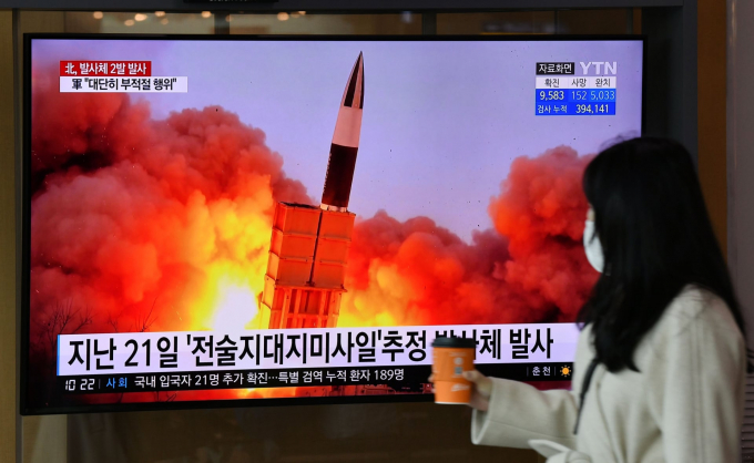   Seoul, Hàn Quốc: Một phụ nữ đi qua một màn hình chiếu thước phim về cuộc thử nghiệm hạt nhân của Triều Tiên tại một trạm xe lửa (Ảnh: Jung Yeon-Je/AFP via Getty Images).  