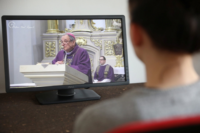 Warsaw, Ba Lan: Giám mục Michal Janocha phát sóng trực tuyến buổi cầu nguyện trong tuần lễ Mùa Chay (Ảnh: Leszek Szymański/EPA).