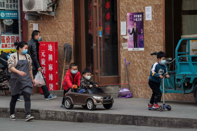 Bắc Kinh, Trung Quốc: Các cậu bé vui đùa trên phố tại Bắc Kinh (Ảnh: Nicolas Asfouri/AFP via Getty Images).