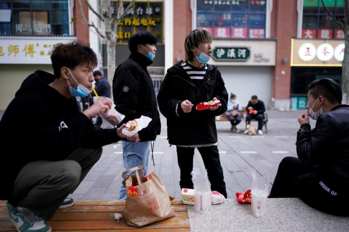 Người dân ngồi ăn bên ngoài một nhà hàng McDonald tại Vũ Hán, Hồ Bắc, Trung Quốc hôm 30/5/2020 (Ảnh: Reuters/Aly Song).