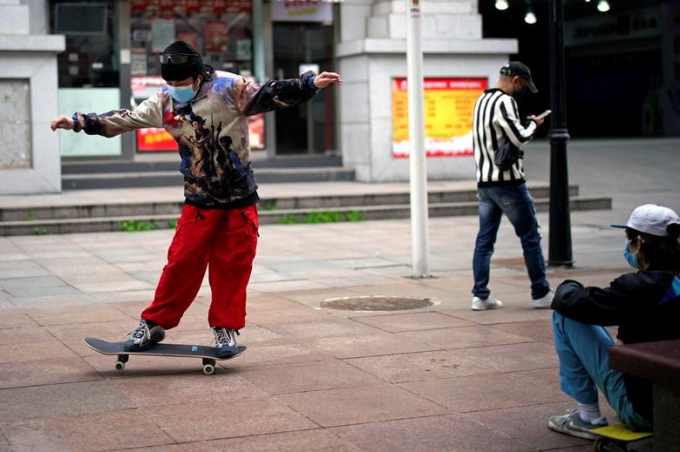 Cuộc sống người dân dần trở lại bình thường trên đường phố Vũ Hán (Ảnh: Reuters/ Aly Song).