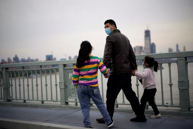 Người dân bắt đầu đi dạo trên cầu và không quên đeo khẩu trang (Ảnh: Reuters/ Aly Song).