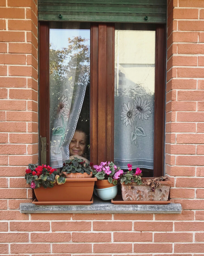 Tấm ảnh mà Frazzeta đã chụp mẹ mình, bà Anna, qua tấm kính cửa sổ khi đến đưa đồ cho bà.