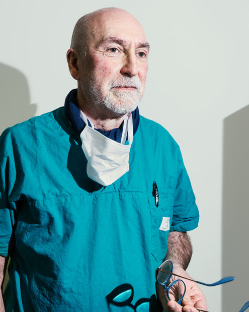 Gabriele Tomasoni, 65 tuổi, bác sĩ trưởng khoa chăm sóc tích cực tại bệnh viện Spedali Civili di Brescia