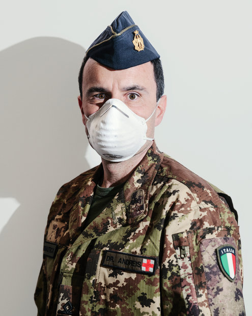 Lt. Col. Marco Andreis, 44, chuyên gia chăm sóc sức khỏe thuộc không quân Ý được điều tới bệnh viện ở Bergamo