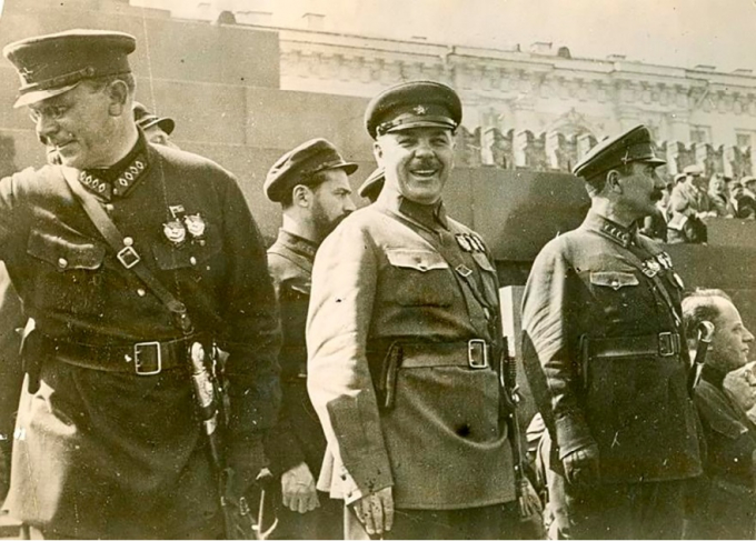 Cấp bậc sĩ quan cùng trang phục có huy hiệu ở cầu vai từng bị cấm trong lực lượng Hồng quân Liên Xô (Ảnh: МАММ/МDF/russiainphoto).