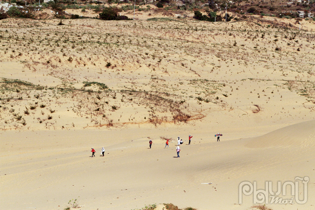 Vượt qua trảng cát dài gần 1 km mới tới được Mũi Dinh.