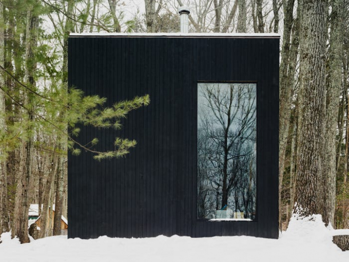 Toàn bộ bên ngoài cabin được sơn đen.