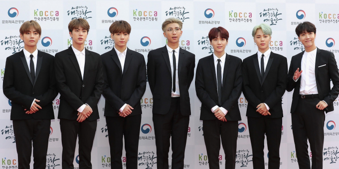 V, Jin, Jungkook, RM, Suga, Jimin và JHope được tặng Huy chương Văn hóa tại Lễ trao giải Văn hóa và Nghệ thuật Đại chúng Hàn Quốc 2018 tại Seoul, Hàn Quốc (Ảnh: Han Myung-Gu/Getty Images)