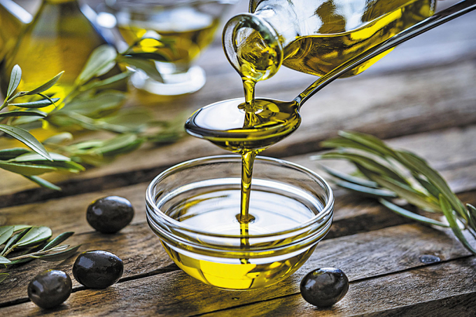 Nên sử dụng chất béo không bão hòa có nguồn gốc từ thực vật như dầu oliu, dầu đậu nành...