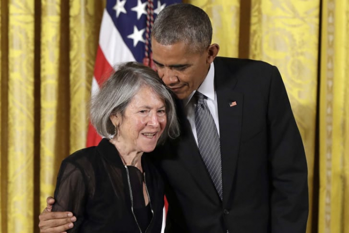 Tổng thống Barack Obama ôm nữ nhà thơ trước khi trao Huân chương Nhân văn Quốc gia Mỹ năm 2015 trong một lễ kỉ niệm tại Nhà Trắng (Ảnh:Carolyn Kaster/AP).
