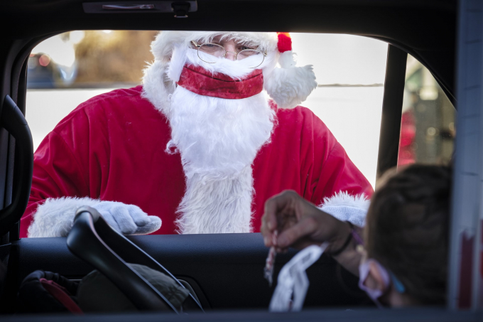 Stan Thompson trong trang phục Santa trò chuyện với bọn trẻ khi ô tô ghé qua tại thành phố Indianola, Iowa (Mỹ) (Ảnh: Jack Kurtz/Zuma Wire/Rex/Shutterstock).