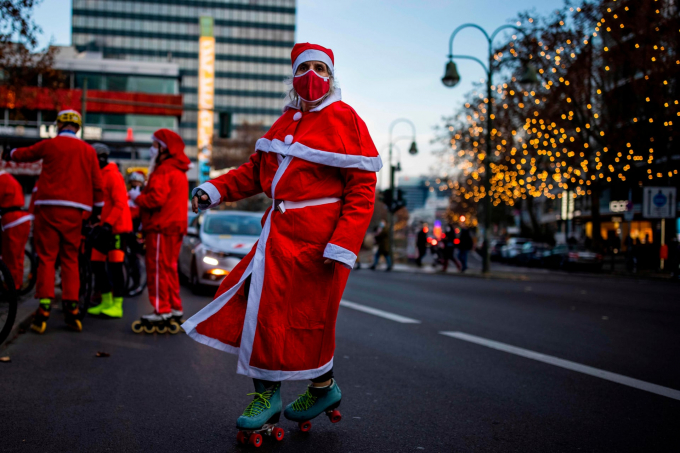 Tại Berlin (Đức), người đạp xe và trượt patin khoác trang phục Santa Claus dạo quanh đại lộ Kurfürstendamm (Ảnh: Odd Andersen/AFP/Getty Images).