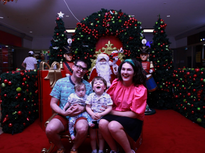 Một gia đình tại Sydney, Úc chụp ảnh kỉ niệm với Santa từ xa (Ảnh: Guardian)
