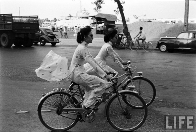 Áo dài trên đường phố Sài Gòn thập niên 60 (Ảnh trên tạp chí Life).