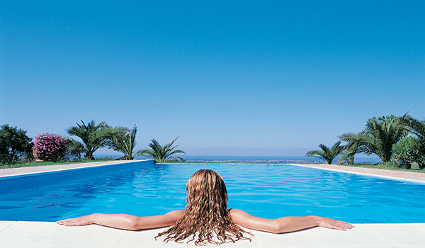 Người bái thủy dễ tìm ở các resort, có xu hướng chụp ảnh tận hưởng bên bể bơi (Ảnh minh họa: internet).
