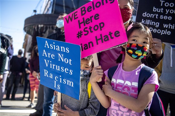Người châu Á phản đối phân biệt đối xử (Ảnh: AP)
