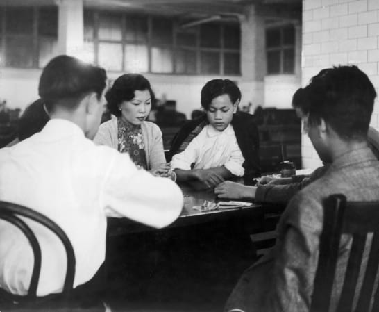 Người Trung Quốc nhập cư ngồi đợi tại Ellis Island, Mỹ năm 1940-1950 (Ảnh: Getty Images).