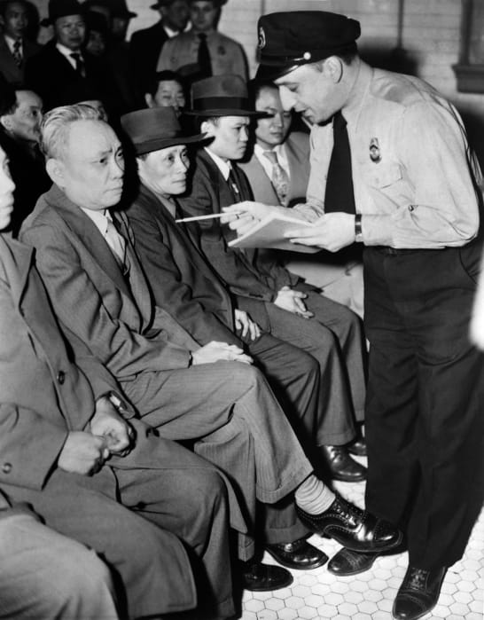 Những người đàn ông châu Á bị tra hỏi tại Brooklyn, New York, Mỹ năm 1951 (Ảnh: AFP/Getty Images).