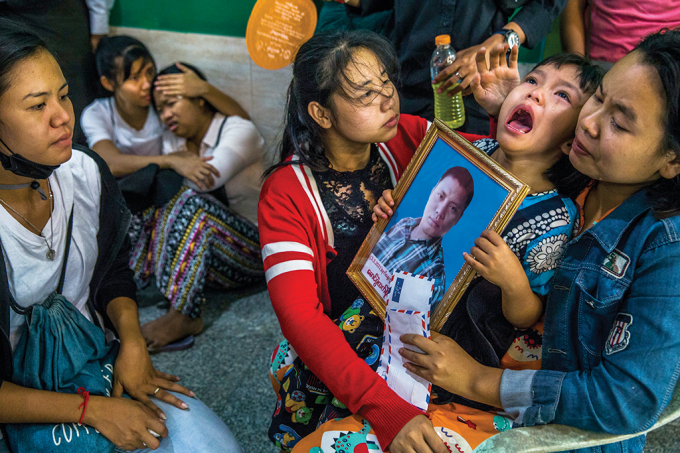 Shwe Yote Hlwar, 5 tuổi, ôm bức chân dung của cha, Zwe Htet Soe, 26 tuổi (người đã bị bắn chết trong khi biểu tình), trong đám tang của ông ở Yangon, Myanmar, hồi tháng 3 năm 2021.