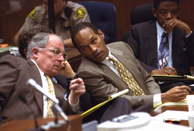 Bailey trao đổi với Simpson trong phiên tòa năm 1995 (Ảnh: Reed Saxon)