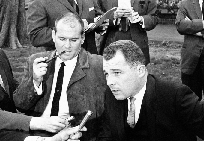 Bác sĩ Sam Sheppard (bên trái) và ông Bailey trong buổi hội thảo tại Cleveland năm 1965 (Ảnh: AP)