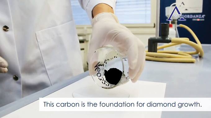 Carbon là nền tảng để hình thành nên kim cương.