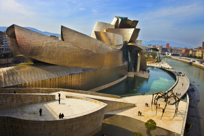Mở cửa năm 1997 tại Basque (Tây Ban Nha), bảo tàng hoàn toàn thay đổi bộ mặt nơi đây. Kiểu dáng độc đáo và bề mặt phản chiếu tạo nên một tiêu chuẩn mới cho một bảo tàng nghệ thuật đương đại (Ảnh: internet).