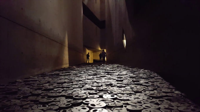 Năm 2001, kiến trúc sư Daniel Libeskind đã bổ sung vào bảo tàng Do thái 1933 tại Berlin sự tính toàn không gian với sự kiện Holocaust và những di sản thiếu hụt, mất mát và sự vô hình trong những căn phòng trống, ngõ cụt và ánh đèn mờ (Ảnh: internet).