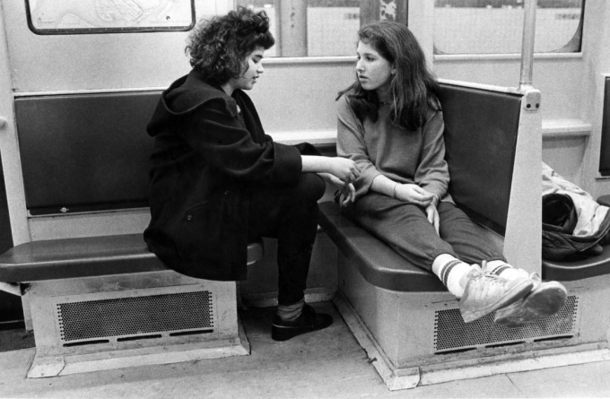 Molly và Zoe trò chuyện trên tàu 1985.