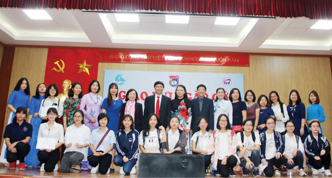Giao lưu gặp gỡ các nhà khoa học nữ với nữ sinh Trường Đại học Khoa học Tự nhiên – ĐHQGHN (có đại diện Hội liên hiệp Phụ nữ Việt Nam, Chủ tịch Hội Nữ trí thức Việt Nam, Hiệu trưởng và Phó hiệu trưởng cùng dự).