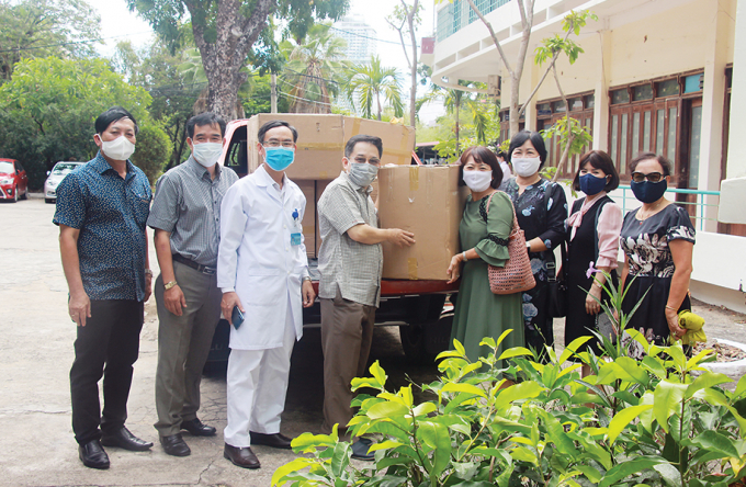 Đại diện Chi hội Nữ trí thức tỉnh Bình Định trao 25.000 khẩu trang y tế đến Bệnh viện đa khoa tỉnh nhằm góp phần cùng đội ngũ y bác sĩ và cộng đồng trong công tác phòng, chống dịch Covid-19.