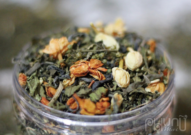 Sản phẩm Thanh Xuân trà gồm hoa nhài và các thảo dược đã được sấy khô.