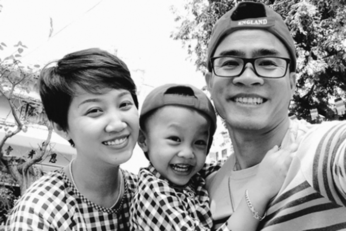 Nhà thơ Nguyễn Phong Việt bên gia đình nhỏ (Ảnh:internet).
