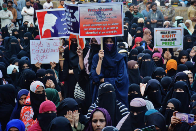 Phụ nữ Hồi giáo trong cuộc biểu tình ở Mumbai ngày 13/2/2022 (Ảnh: CNN).