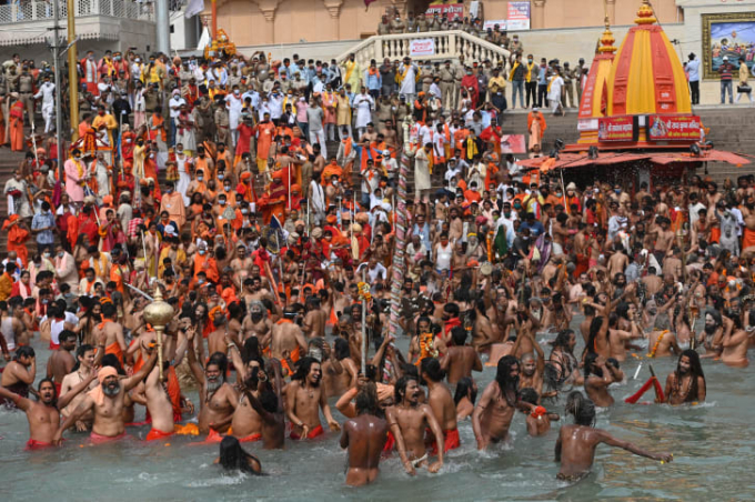 Những vị thánh Hindu ngâm mình trên sông Hằng trong lễ hội tôn giáo Kumbh Mela ngày 12/4/2021 (Ảnh: AFP/Getty Images).