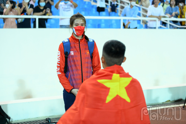 Vận động viên nhảy xa Tiến Trọng quỳ xuống cầu hôn bạn gái sau khi giành huy chương vàng