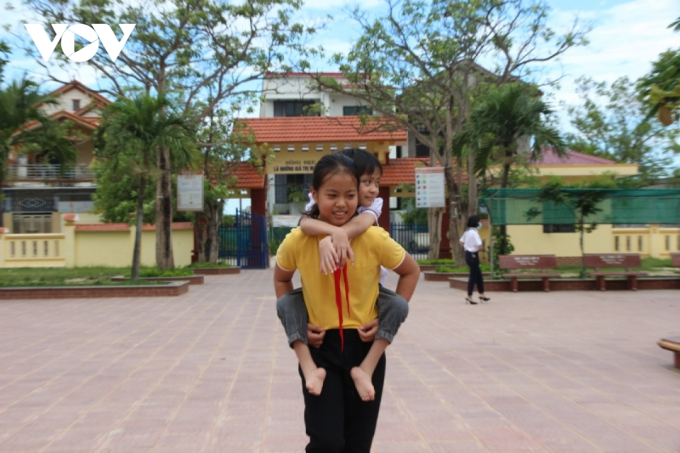 Suốt 4 năm liền, Trâm cõng Trang đến trường (Ảnh: VOV)
