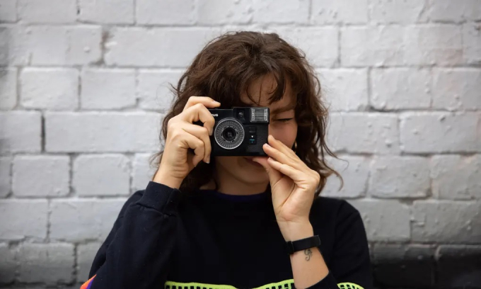 Trở lại sử dụng máy ảnh phim đang trở thành xu hướng ở giới trẻ (Ảnh: Guardian)
