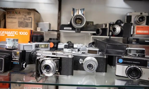 Những chiếc máy ảnh film đang được giới trẻ ưa chuộng (Ảnh: Guardian)