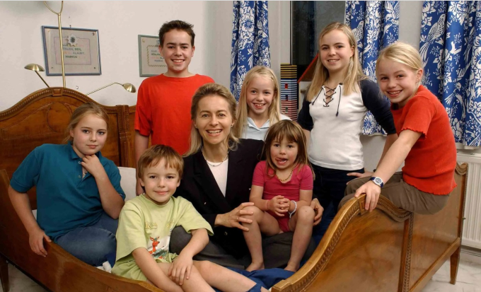 Bà Ursula von der Leyen bên 7 người con vào năm 2003 (Ảnh: Getty Images).