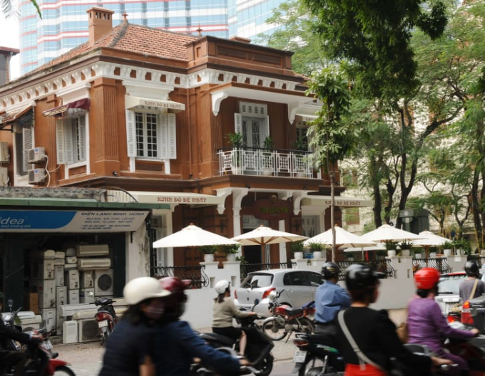 Một biệt thử cổ được sử dụng làm nhà hàng trên phố Hà Nội (Ảnh: internet).