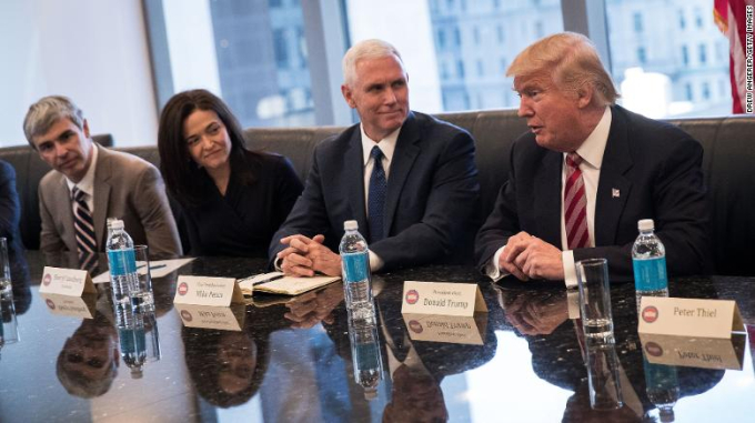Bà Sheryl Sandberg cùng các giám đốc điều hành công nghệ trong cuộc gặp với Tổng thống Trump tháng 12/2016 (Ảnh: CNN)